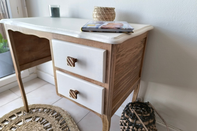 Bureau bois et blanc écume