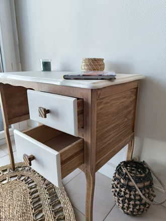 Bureau bois et blanc écume