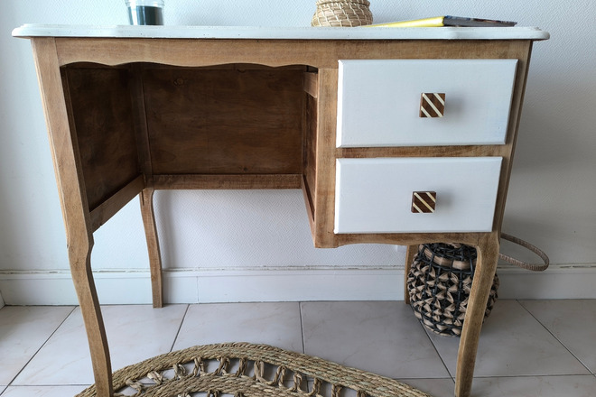 Bureau bois et blanc écume