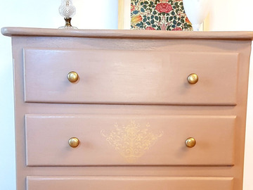 Vente avec paiement en ligne: Petite commode chêne beige et boutons dorés, Rosalie