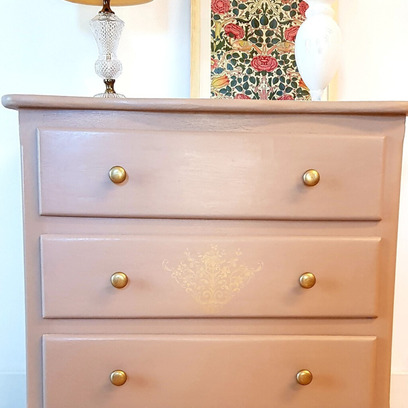 Vente avec paiement en ligne: Petite commode chêne beige et boutons dorés, Rosalie