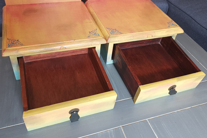 Paire de chevets "Orient" à fixer au mur, tons jaune et orangé