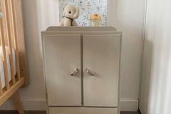 Vente avec paiement en ligne: Armoire de poupée art déco vintage grège