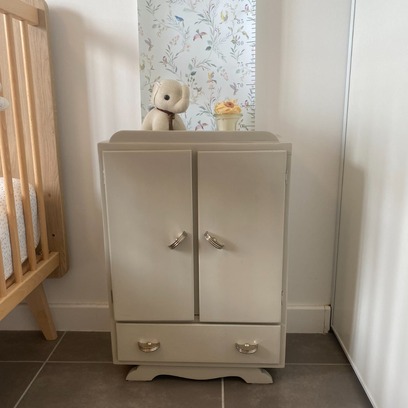 Vente avec paiement en ligne: Armoire de poupée art déco vintage grège