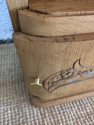 Chevet art déco en bois aux motifs ethniques