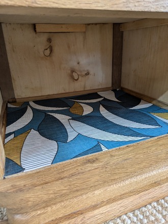 Chevet art déco en bois aux motifs ethniques
