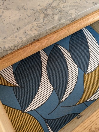 Chevet art déco en bois aux motifs ethniques