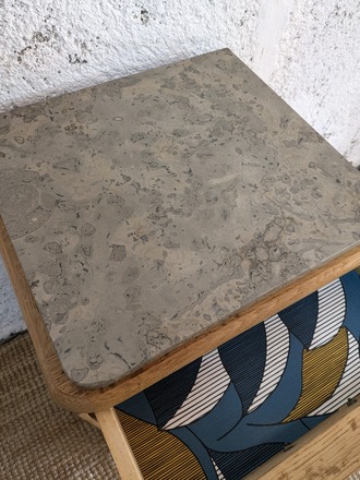 Chevet art déco en bois aux motifs ethniques