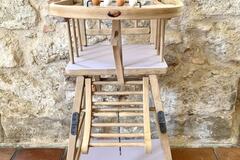 Vente avec paiement en ligne: Chaise haute vintage enfant mauve sur roulettes