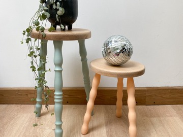 Vente avec paiement en ligne: Duo de tabourets tripodes perlés relooké