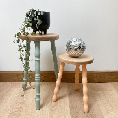Vente avec paiement en ligne: Duo de tabourets tripodes perlés relooké