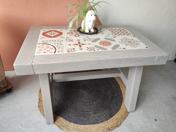 Vente avec paiement en ligne: Table basse grise de suède et jolie faïence