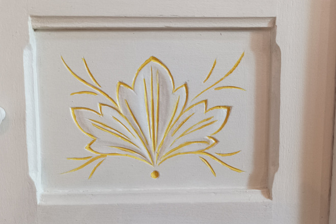 Meuble d'appoint dégradé jaune rose et marbre blanc