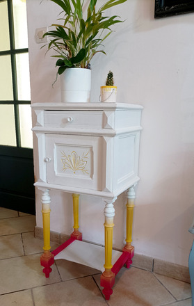 Meuble d'appoint dégradé jaune rose et marbre blanc