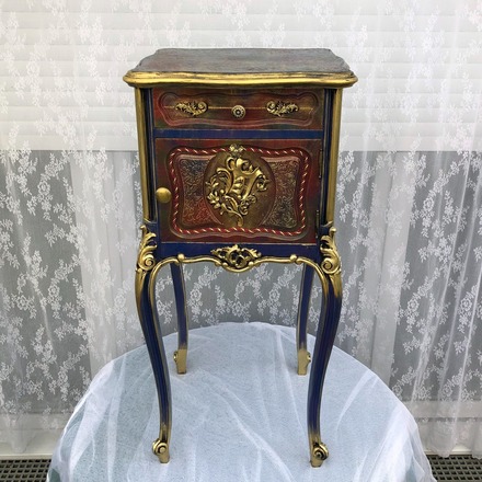 Table de nuit style Louis XVI pieds cabrioles dorures