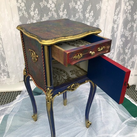 Table de nuit style Louis XVI pieds cabrioles dorures
