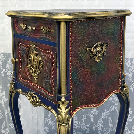 Table de nuit style Louis XVI pieds cabrioles dorures