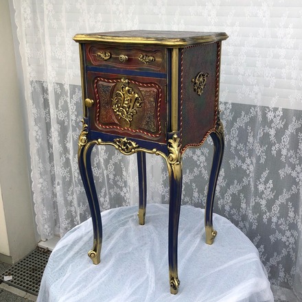 Table de nuit style Louis XVI pieds cabrioles dorures