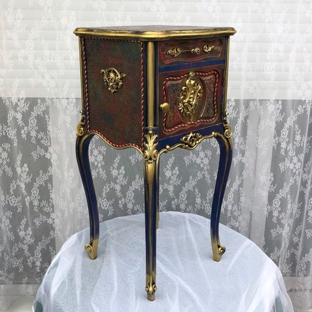 Table de nuit style Louis XVI pieds cabrioles dorures