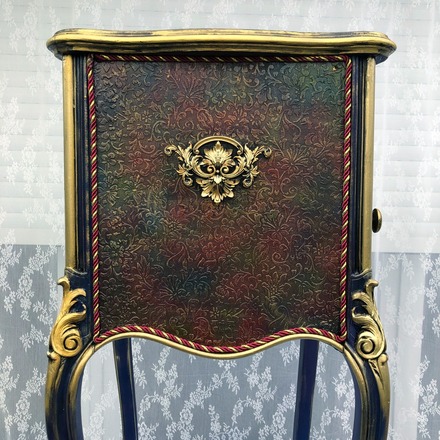 Table de nuit style Louis XVI pieds cabrioles dorures