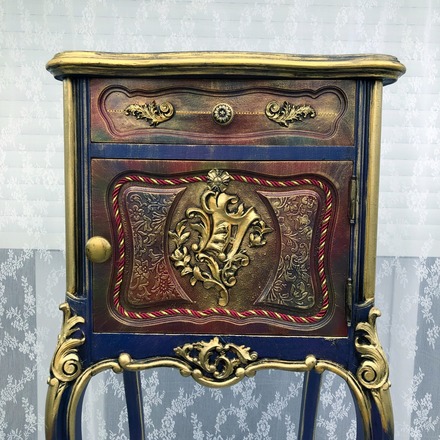 Table de nuit style Louis XVI pieds cabrioles dorures