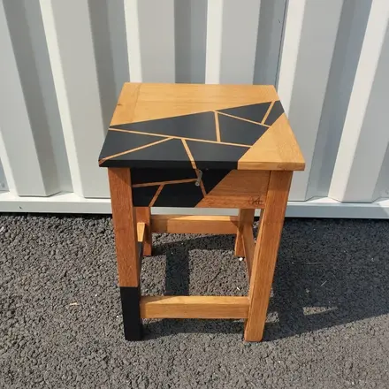 Tabouret de cireur bois et motifs asymétriques noir