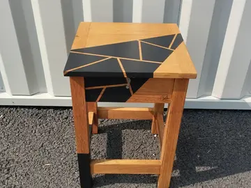 Vente avec paiement en ligne: Tabouret de cireur bois et motifs asymétriques noir