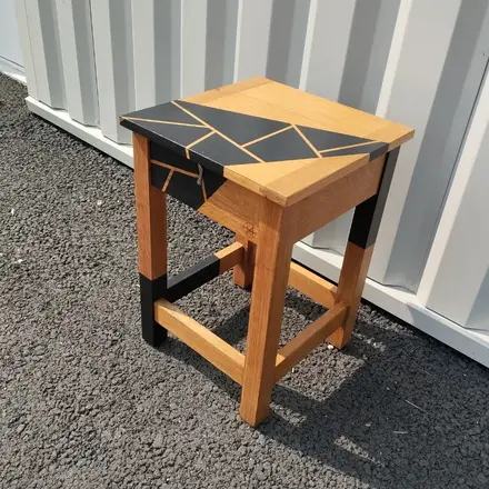 Tabouret de cireur bois et motifs asymétriques noir