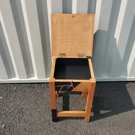 Tabouret de cireur bois et motifs asymétriques noir