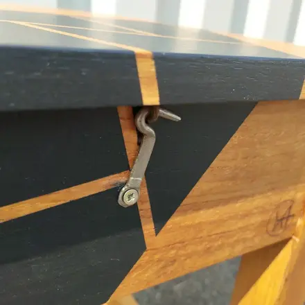 Tabouret de cireur bois et motifs asymétriques noir