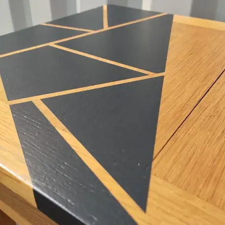 Tabouret de cireur bois et motifs asymétriques noir