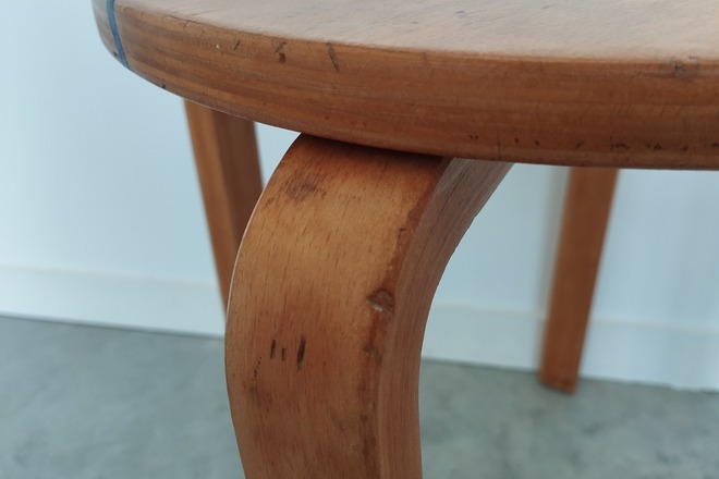 Tabouret vintage au design Alvar Aalto