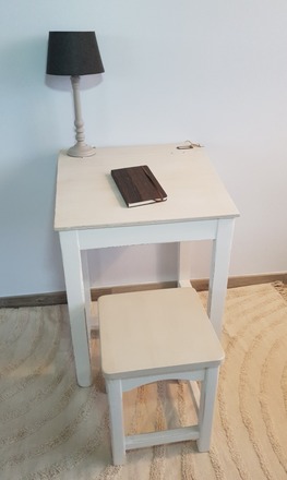 Pupitre d'écolier avec son tabouret assorti blanc patiné
