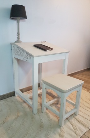 Pupitre d'écolier avec son tabouret assorti blanc patiné