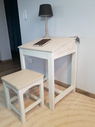 Pupitre d'écolier avec son tabouret assorti blanc patiné