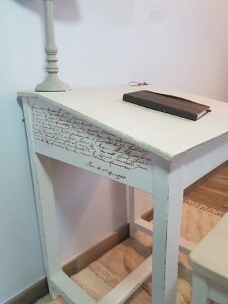 Pupitre d'écolier avec son tabouret assorti blanc patiné