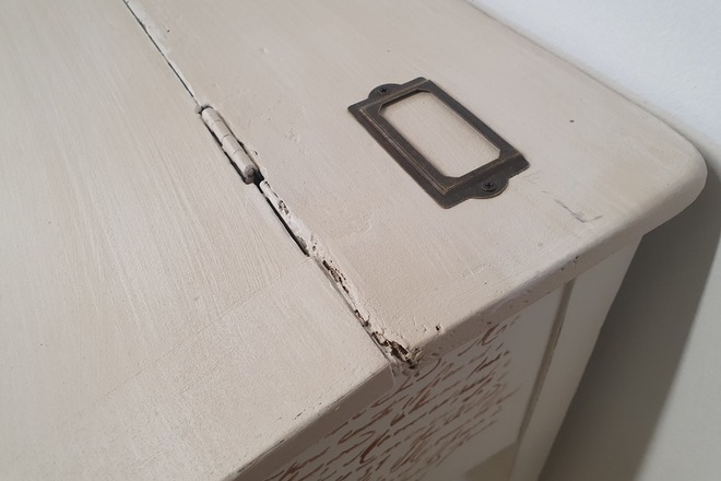 Pupitre d'écolier avec son tabouret assorti blanc patiné