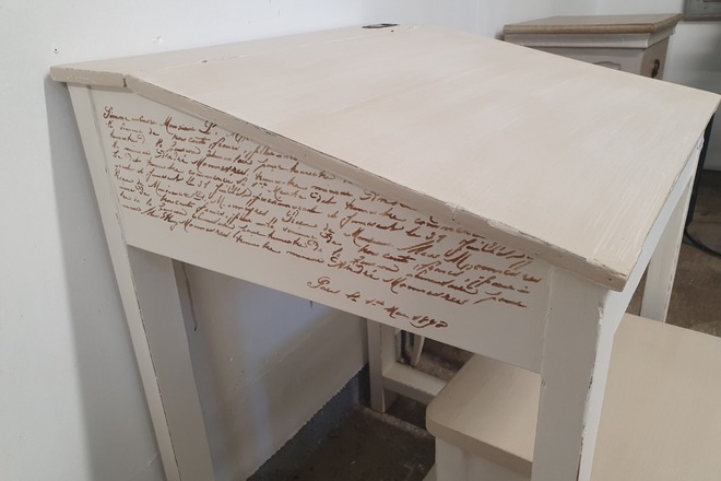 Pupitre d'écolier avec son tabouret assorti blanc patiné