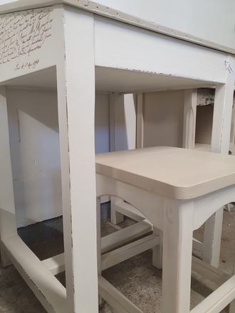 Pupitre d'écolier avec son tabouret assorti blanc patiné