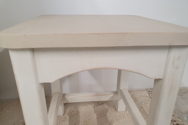 Pupitre d'écolier avec son tabouret assorti blanc patiné