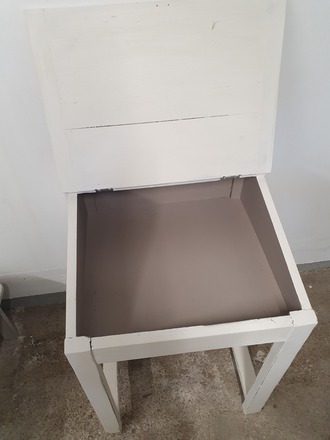 Pupitre d'écolier avec son tabouret assorti blanc patiné