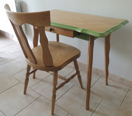 Ensemble bureau en bois liseré vert et sa chaise 
