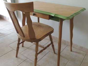 Vente avec paiement en ligne: Ensemble bureau en bois liseré vert et sa chaise 
