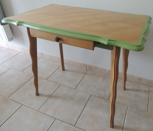 Ensemble bureau en bois liseré vert et sa chaise 