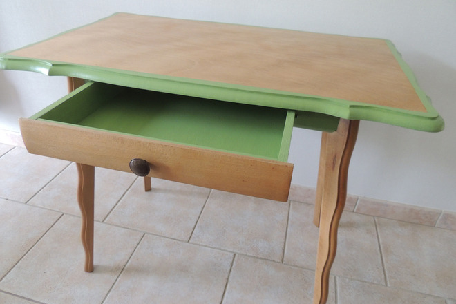 Ensemble bureau en bois liseré vert et sa chaise 