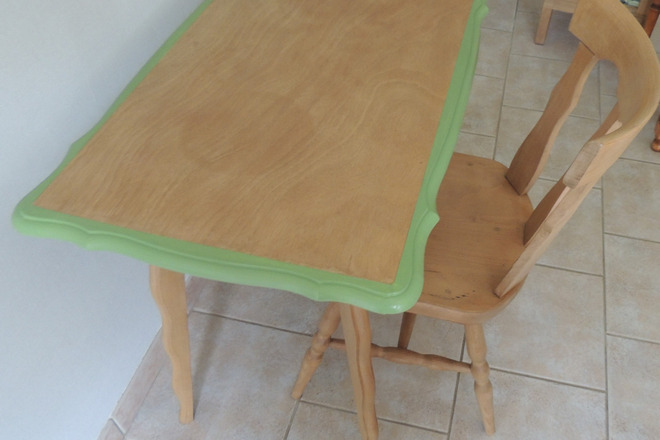 Ensemble bureau en bois liseré vert et sa chaise 
