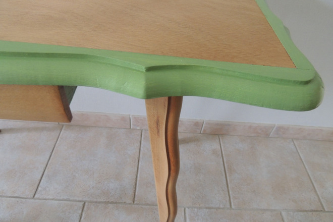 Ensemble bureau en bois liseré vert et sa chaise 