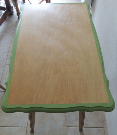 Ensemble bureau en bois liseré vert et sa chaise 