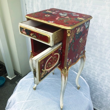 Table de nuit style Louis CVI rouge et roses vintage