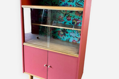 Vente avec paiement en ligne: Bibliothèque vitrine vintage fleurie et rouge brique